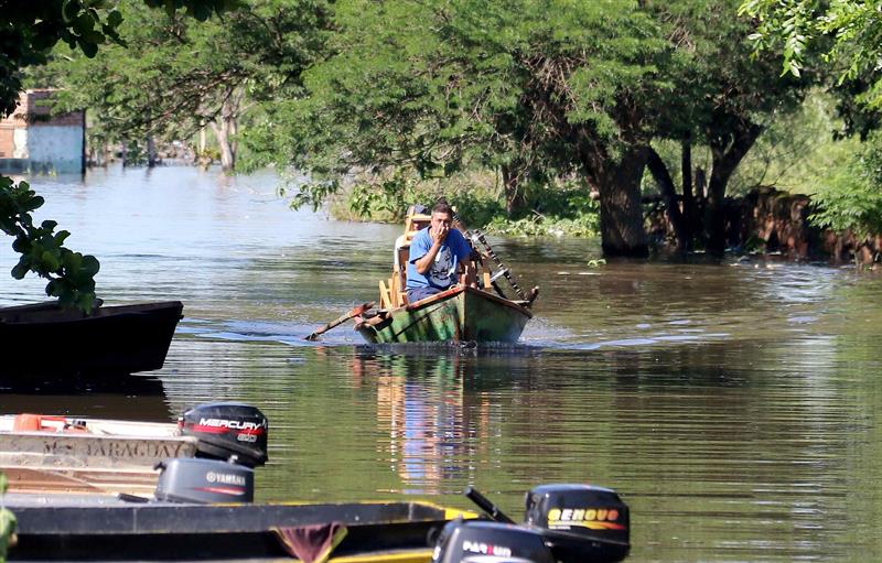 Unas 2.800 familias evacuadas en Asunción por crecida del río Paraguay