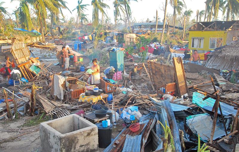 Estiman más de 10.000 muertos por tifón Haiyan en Filipinas