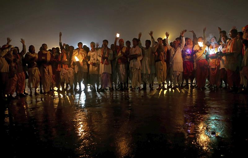 Aparecen al menos 80 cadáveres en el río Ganges en India