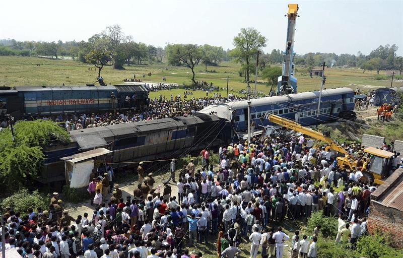 Al menos 34 muertos y 100 heridos en un accidente de tren en la India