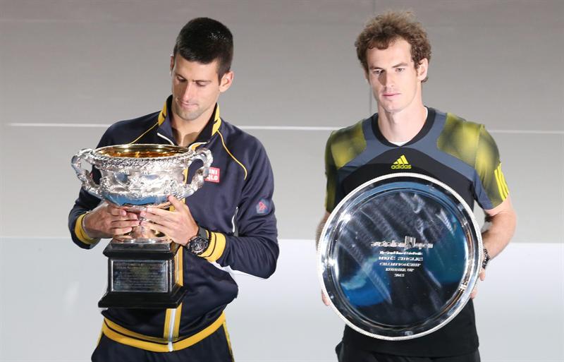 Djokovic vence a Murray e iguala el récord de Federer en Australia