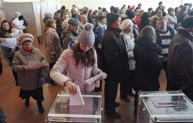 Comienza la votación en la zonas controladas por los separatistas prorrusos