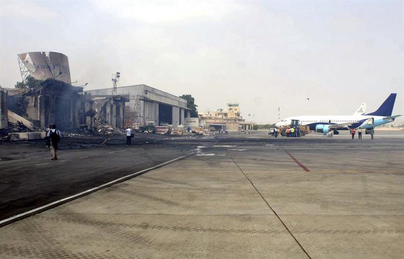 Talibanes vuelven a atacar aeropuerto de Pakistán