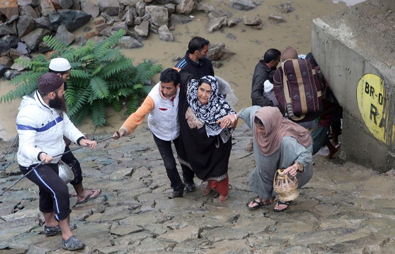 Ascienden a 120 los muertos por lluvias en India