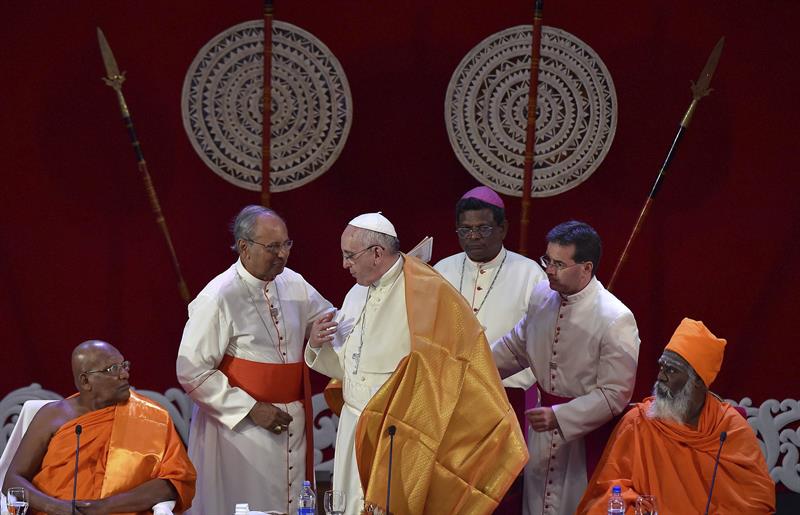 El papa visita de improviso un templo budista en Sri Lanka