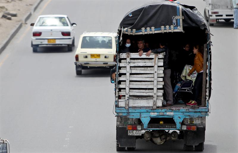 Ecuador pide a ciudadanos evitar ir por carretera a Colombia ante protestas