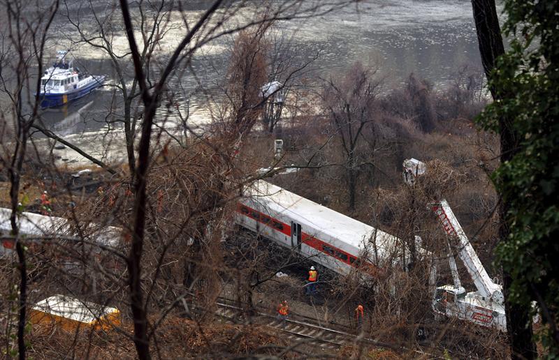 Tren accidentado en N.York iba a 132 km/h en zona límite de 48 km