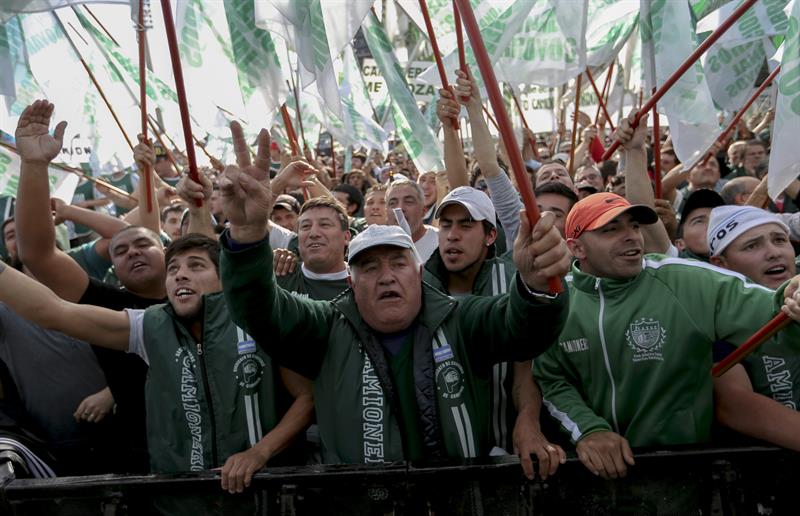 Argentina amanece paralizada por la huelga general de sindicatos opositores