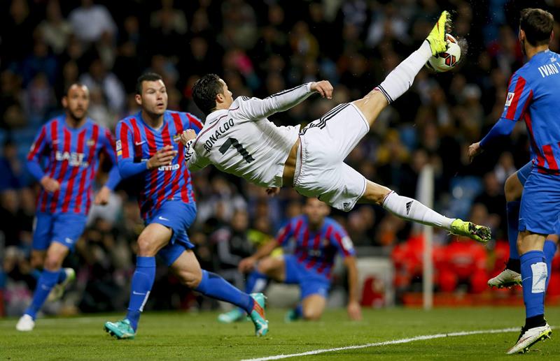 El Real Madrid gana al Levante con doblete de Bale y espera el Clásico