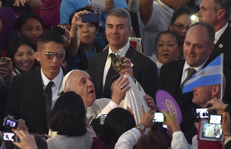 El papa quedó &quot;conmovido&quot; al visitar una casa de acogida de niños de la calle