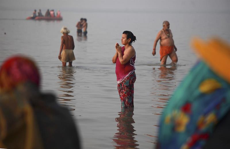 Aparecen al menos 80 cadáveres en el río Ganges en India