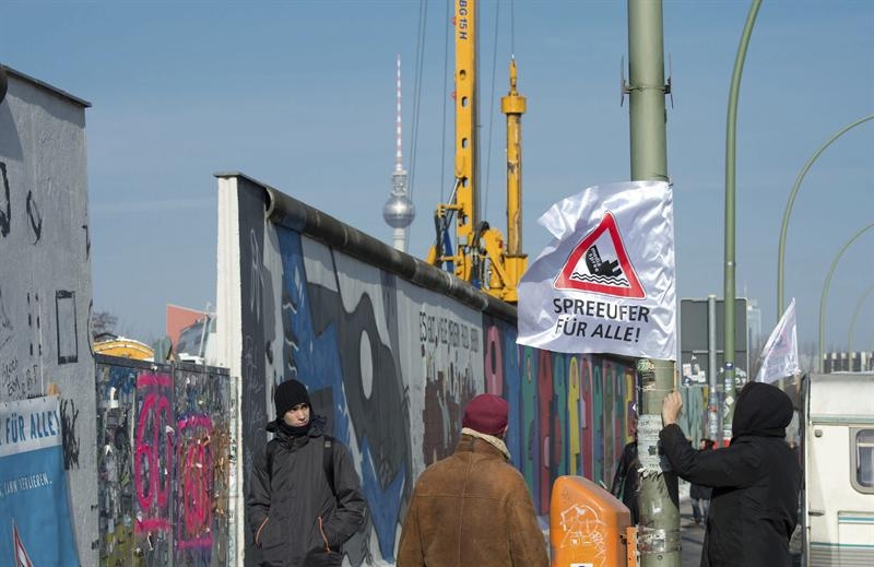 Reinician de madrugada el desmantelamiento de parte del Muro de Berlín
