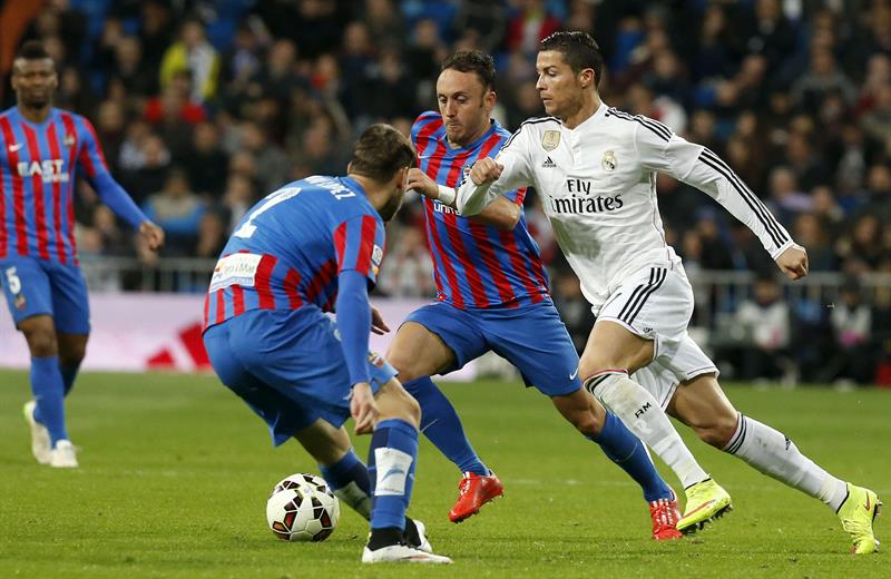 El Real Madrid gana al Levante con doblete de Bale y espera el Clásico