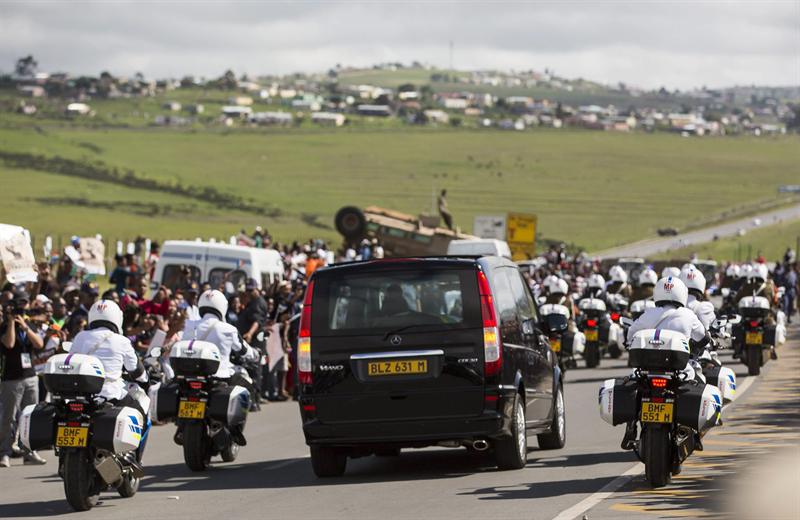 Los restos de Mandela llegan a su pueblo de Qunu para recibir sepultura