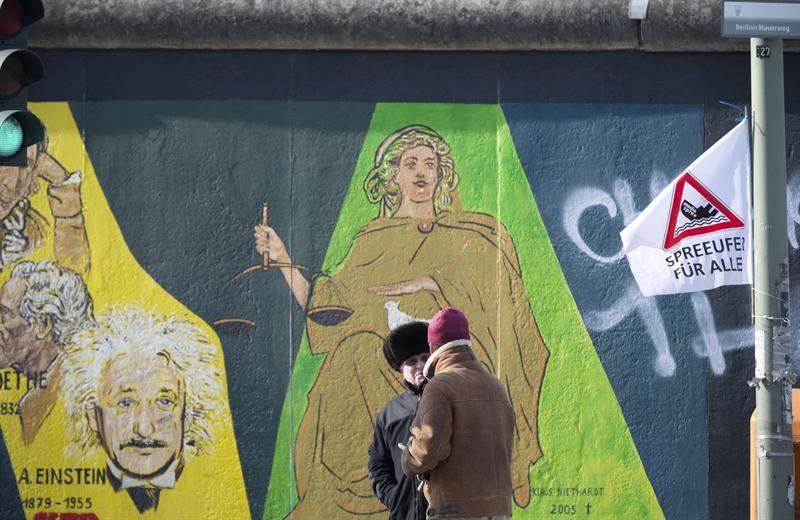 Reinician de madrugada el desmantelamiento de parte del Muro de Berlín