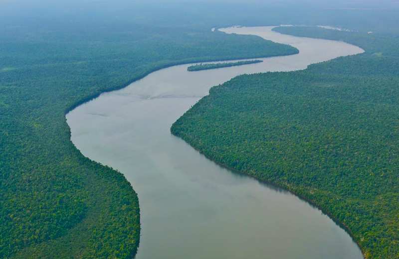 Encuentran con vida a una mujer arrastrada por un río