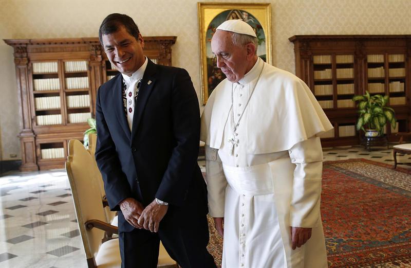 El Papa saludó con un fuerte abrazo a Correa