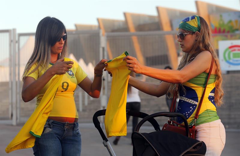 Brasileños y chilenos tiñen de color y fiesta el Mineirao de Belo Horizonte
