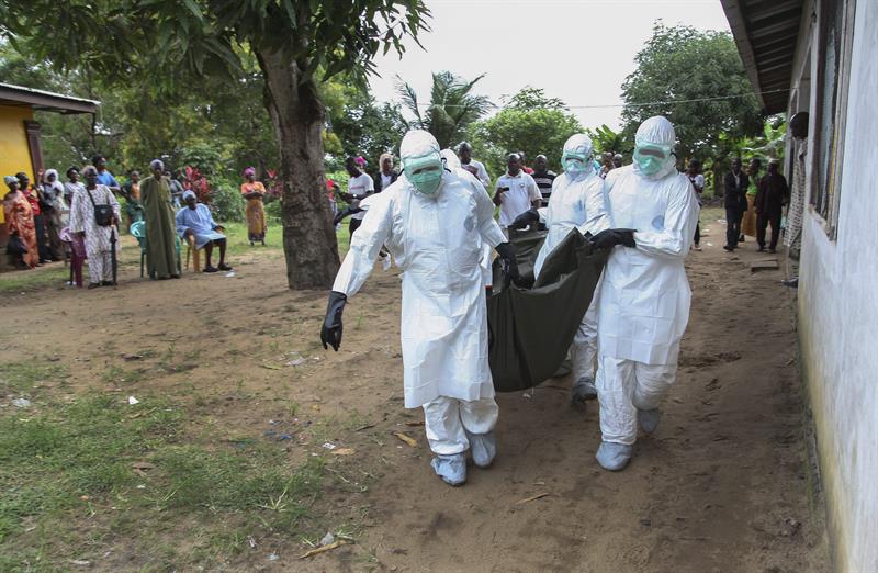 EE.UU. redobla esfuerzos para detener brote de ébola en África Occidental