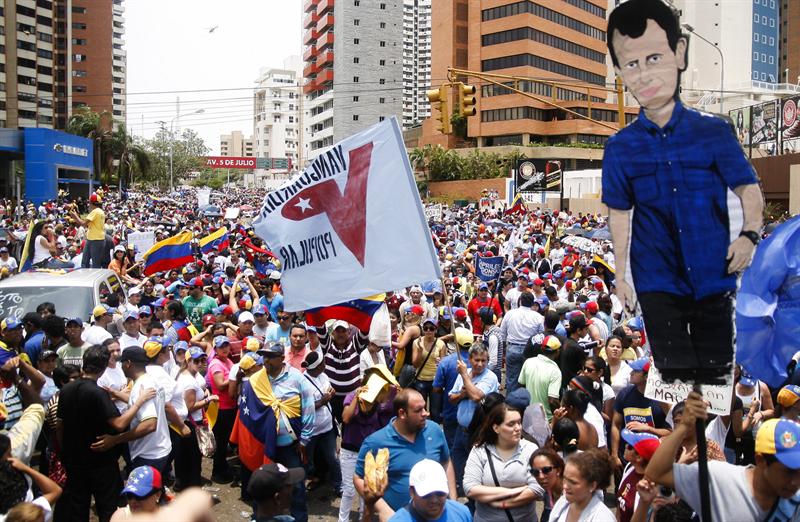 Crisis, cacerolas, música y cohetes en Venezuela