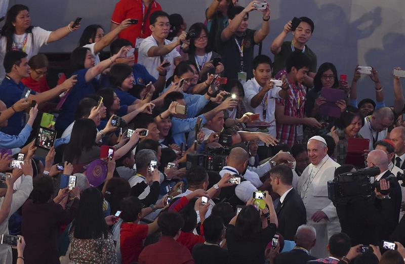 El papa quedó &quot;conmovido&quot; al visitar una casa de acogida de niños de la calle