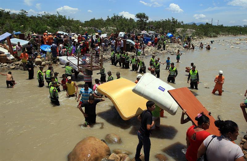 Cientos de colombianos huyen de Venezuela por temor a deportaciones