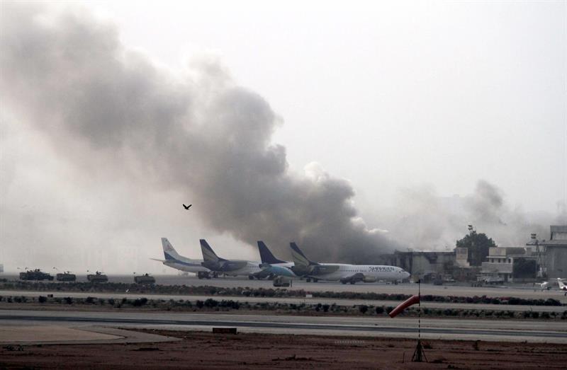 Suicidas talibanes siembran terror en el mayor aeropuerto de Pakistán
