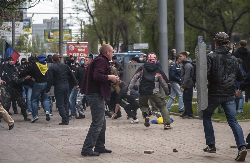 Varios heridos en ataque prorruso contra mitin a favor de Ucrania en Donetsk