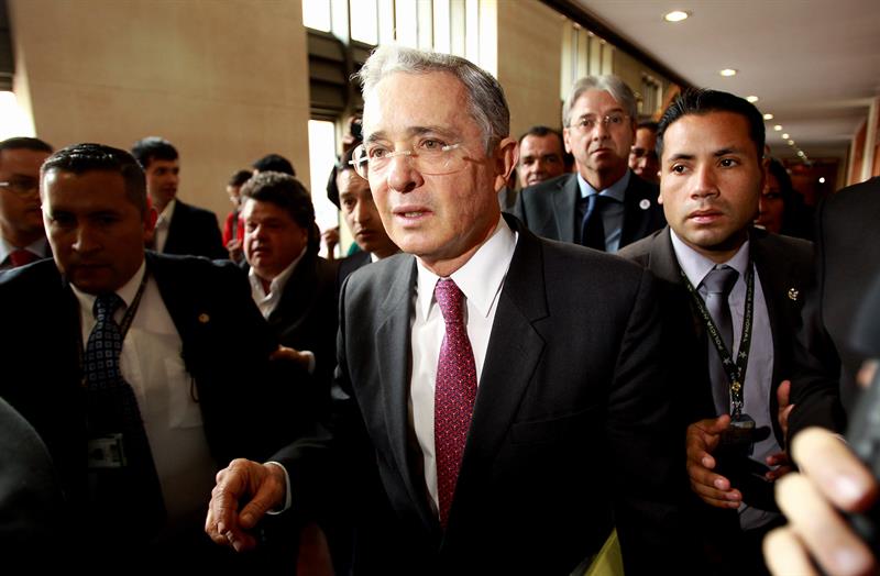 Uribe acusado de nexos con narcotráfico y paramilitares en el Congreso de Colombia