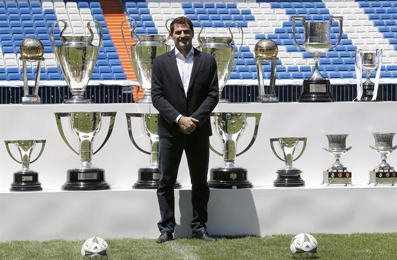 Casillas posa junto a los 19 trofeos conquistados con Real Madrid