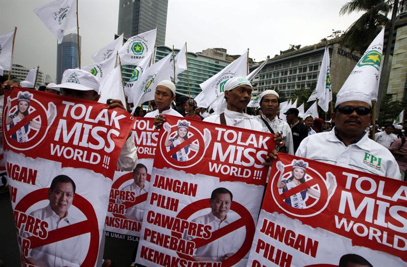 Musulmanes protestan contra celebración de Miss Mundo en Indonesia