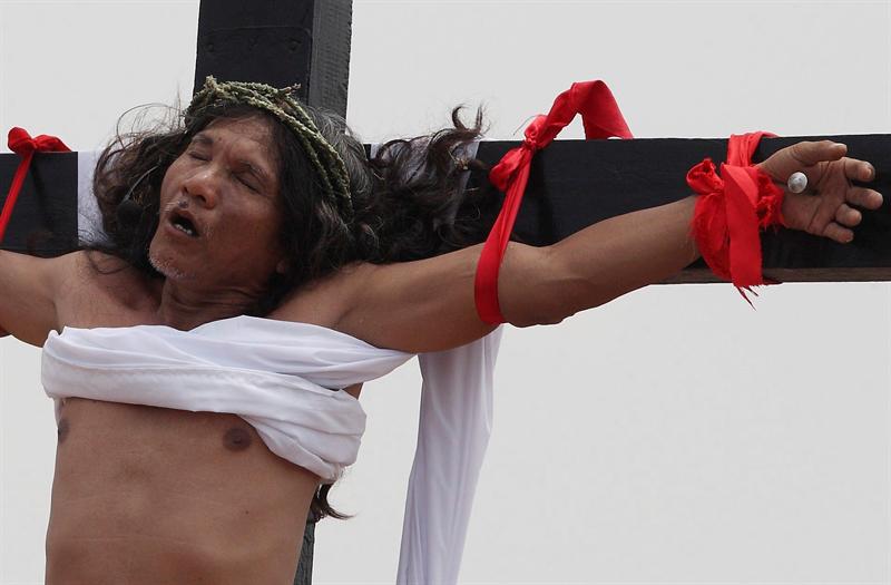 Una treintena de filipinos se crucifican por el Viernes Santo