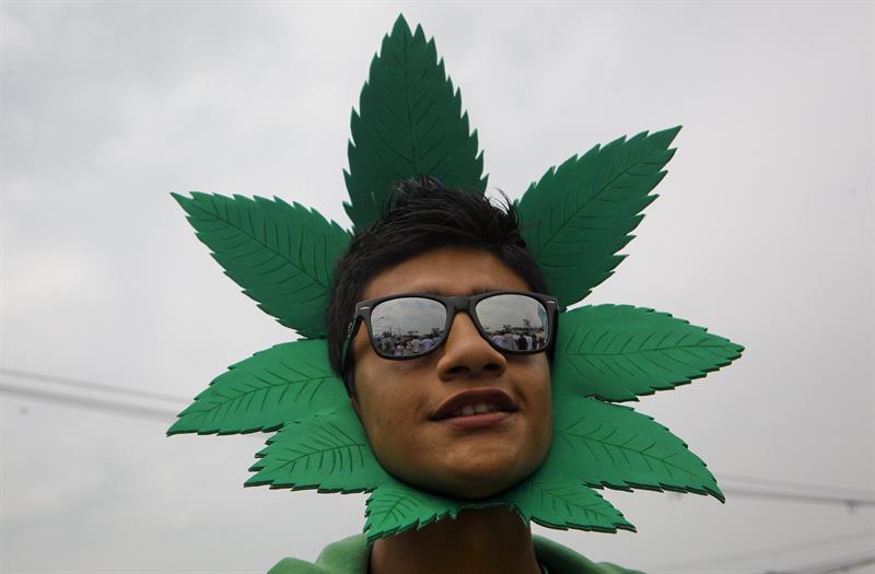 Uruguayos exhiben orgullosos marihuana &quot;liberada&quot;