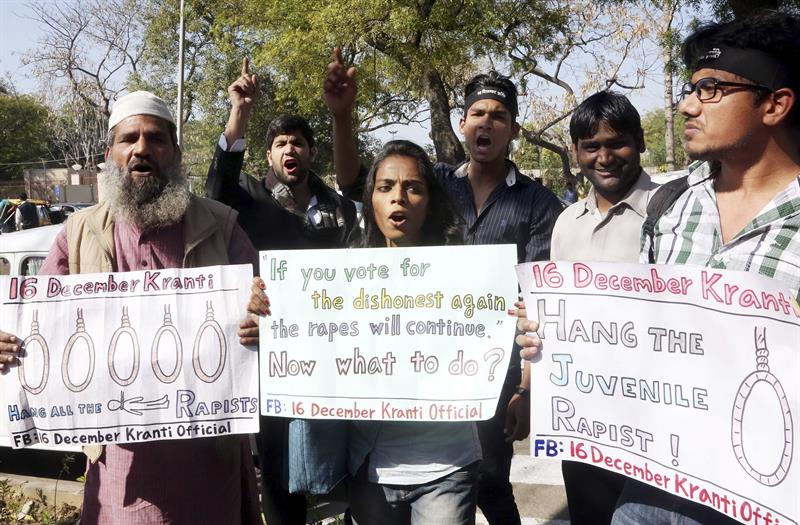 Cadena perpetua para 4 hombres por violar a una joven en India