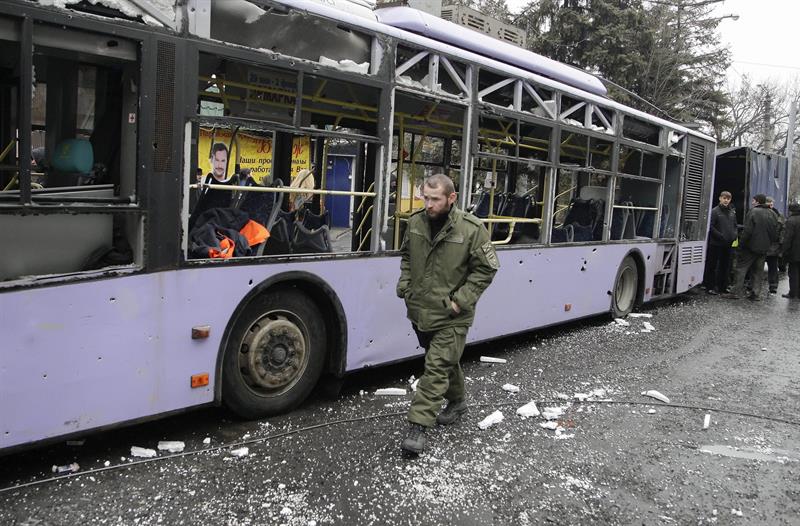 13 muertos al impactar un proyectil en una parada de tranvía en Donetsk
