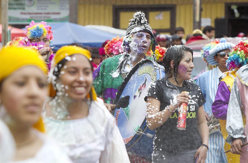 Con música, comparsas y desfiles se celebró el feriado de Carnaval en Ecuador