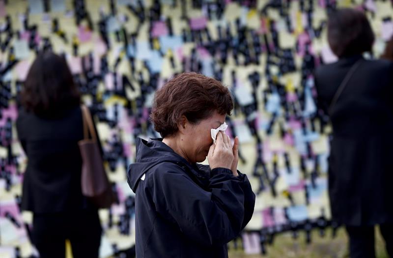 Casi 100 cuerpos permanecen aún en el ferri surcoreano hundido hace 15 días
