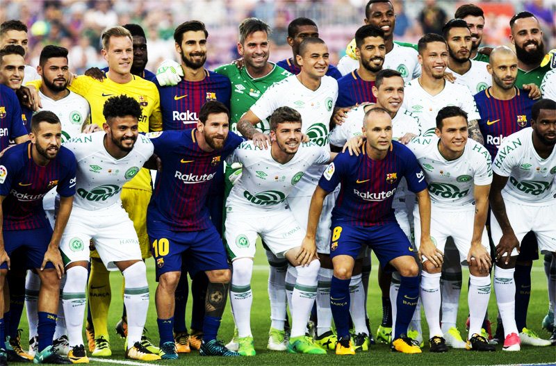 Barcelona rinde homenaje al Chapecoense en el Camp Nou