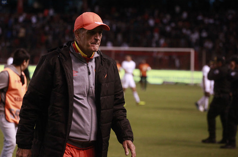 Aucas anuncia salida de su entrenador Luis Soler