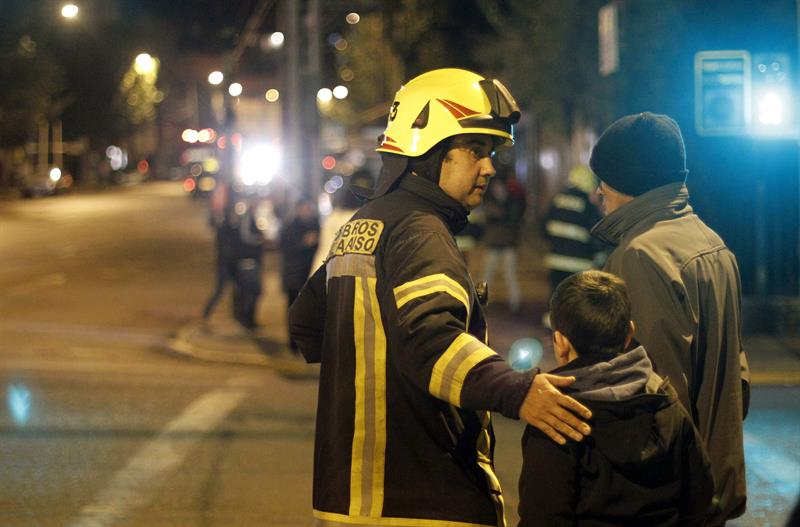 Muertos por terremoto aumentan a 6 y levantan alerta de tsunami en Chile