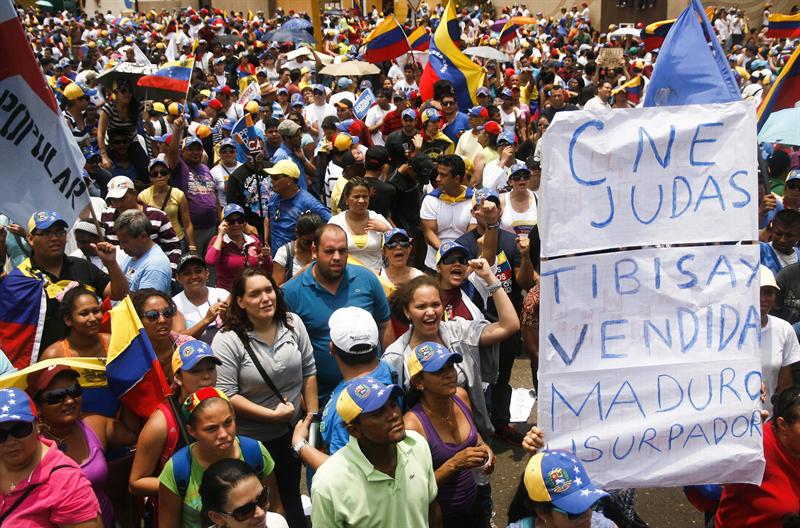 Crisis, cacerolas, música y cohetes en Venezuela
