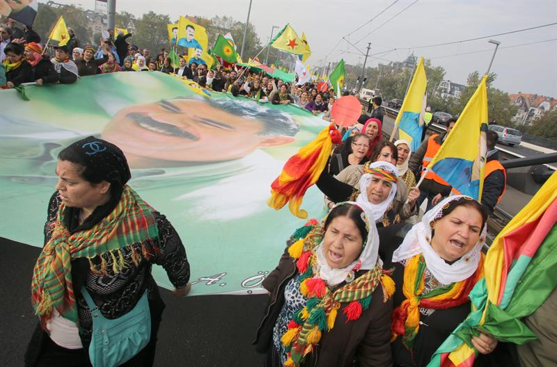 Miles de kurdos marchan contra el Estado Islámico en Alemania
