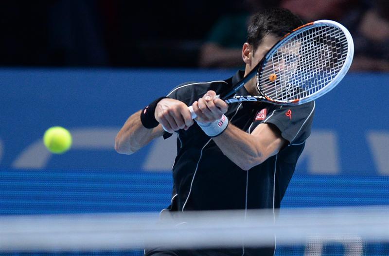 Djokovic vence a Federer y mantiene opciones de hacerse con el número uno