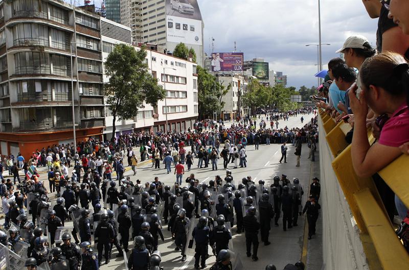 México: maestros y policías se enfrentan en protesta contra la reforma educativa