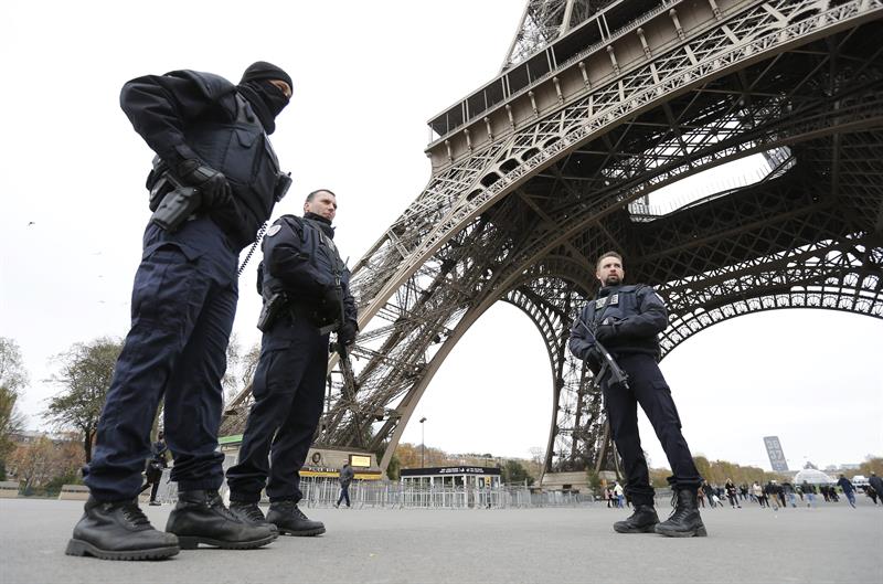 La Torre Eiffel cerrada hasta nueva orden a raíz de atentados en París