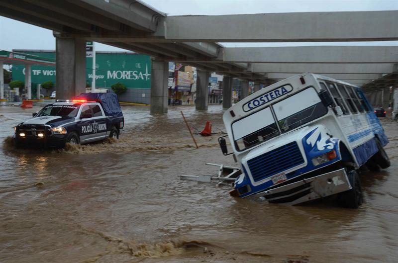 Más de 30 muertos deja el paso de dos ciclones por las costas de México