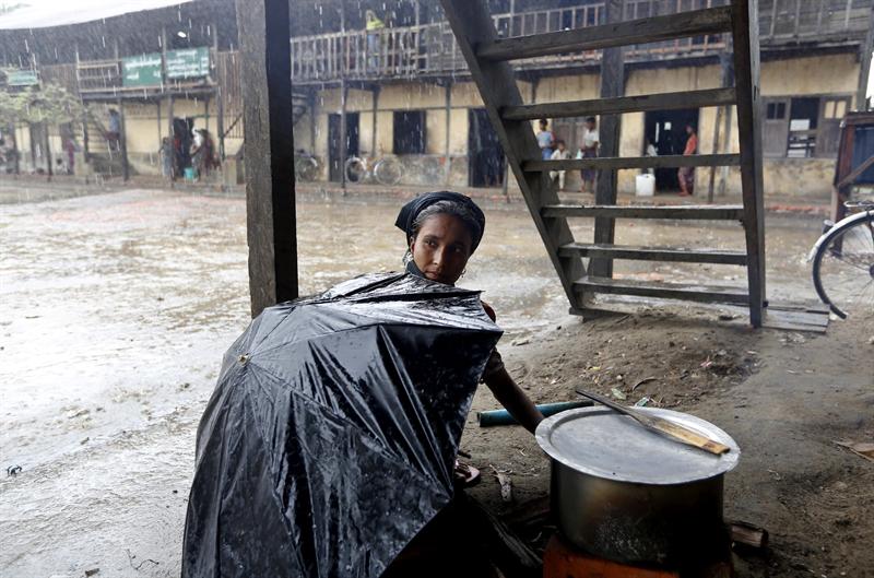 Cuatro muertos y cerca de un millón de evacuados por ciclón en Bangladesh