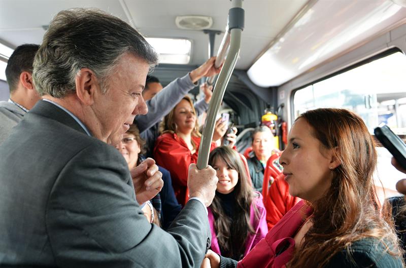 El presidente Santos viaja como un pasajero más en autobús público de Bogotá