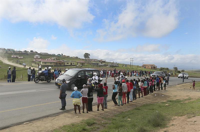 Los restos de Mandela llegan a su pueblo de Qunu para recibir sepultura