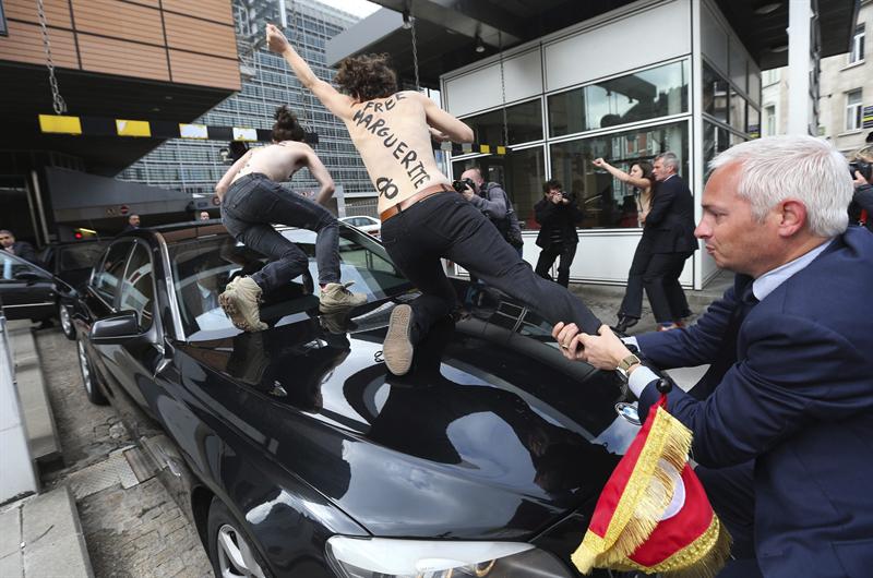 Activistas de Femen asaltan el coche del primer ministro tunecino en Bruselas